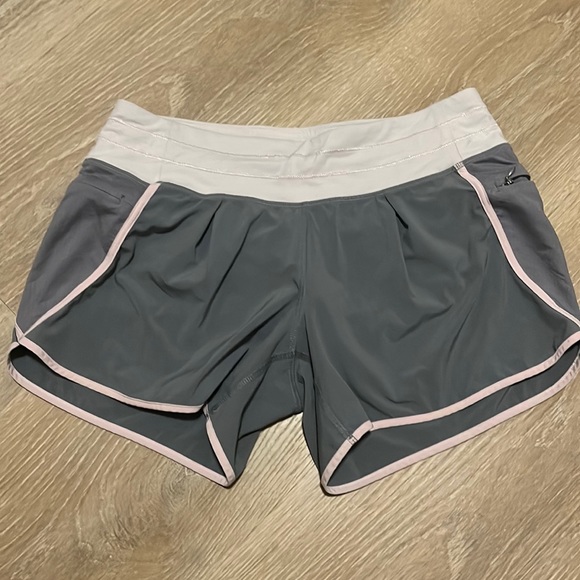 lululemon athletica Pants - Lululemon Groovy Run shorts - size 4 - 4 inch